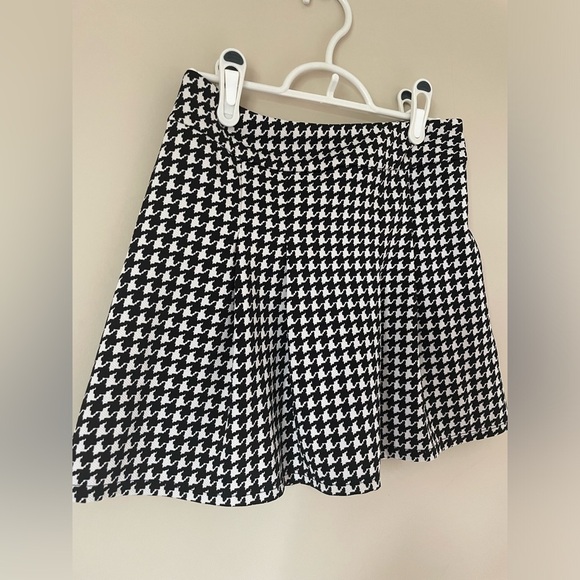 Y2K Forever 21 pleated Black and White Houndstooth Skirt NWOT size SMALL - Picture 4 of 4